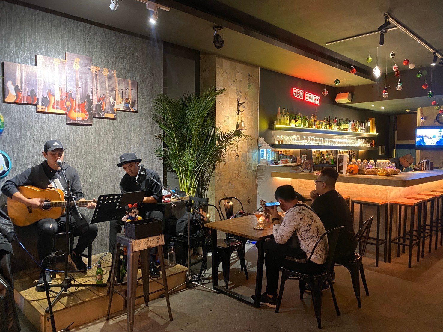 【台中音樂酒吧推薦】邊聽 Live Band 邊小酌,7 間台中駐唱酒吧打造你的微醺夜