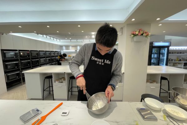 有大片玻璃窗，非常顯目，手作蛋糕的同時還能看到外面街景