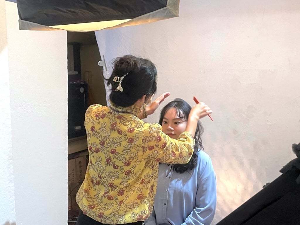 ベテランのスタイリストがメイクとヘアをカスタマイズし、自然な美しさを引き出します。