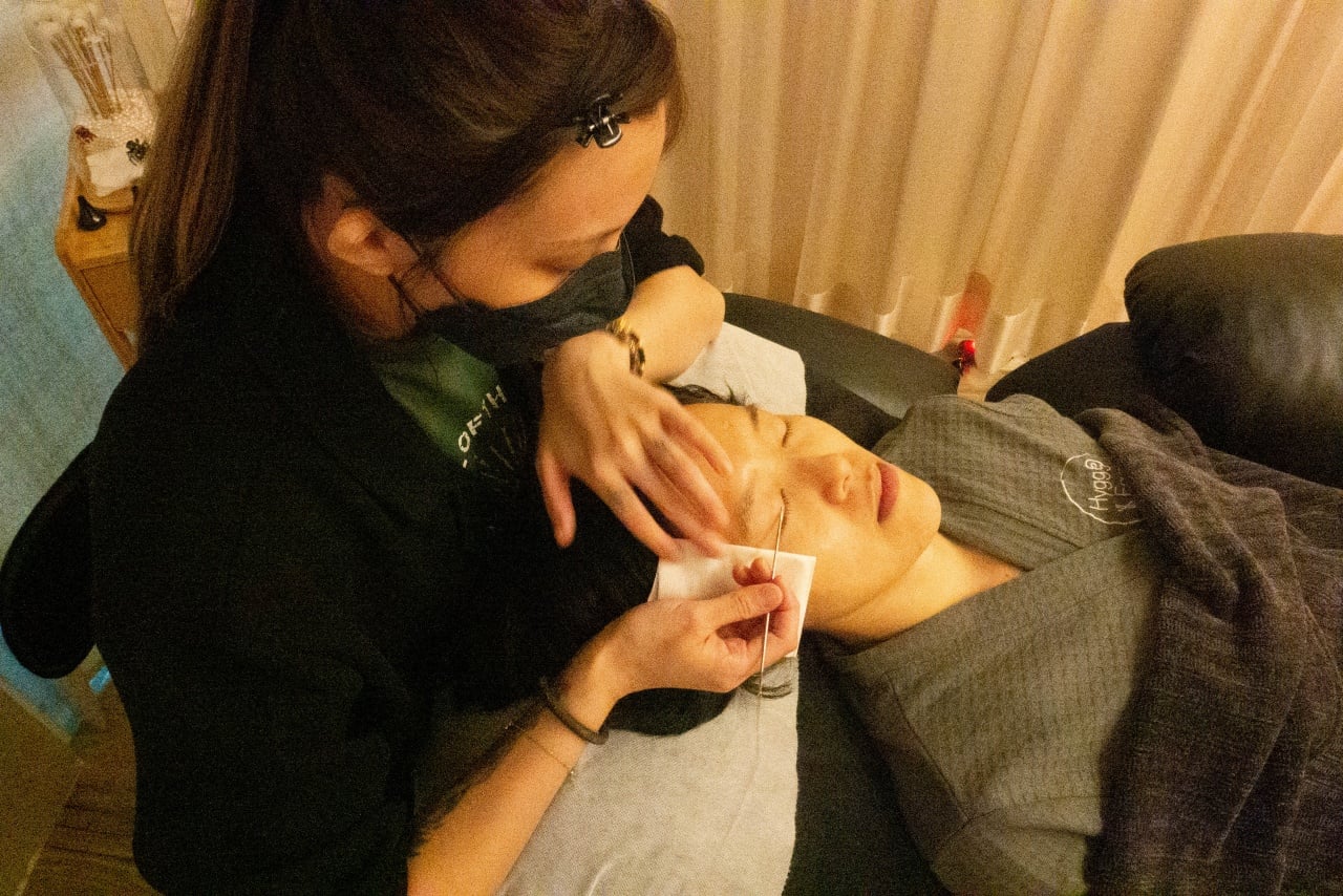 마사지와 이어 캔들링