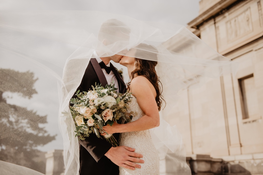 【台中婚紗推薦】平價也能選擇手工婚紗！5 間台中婚紗店試穿體驗評比