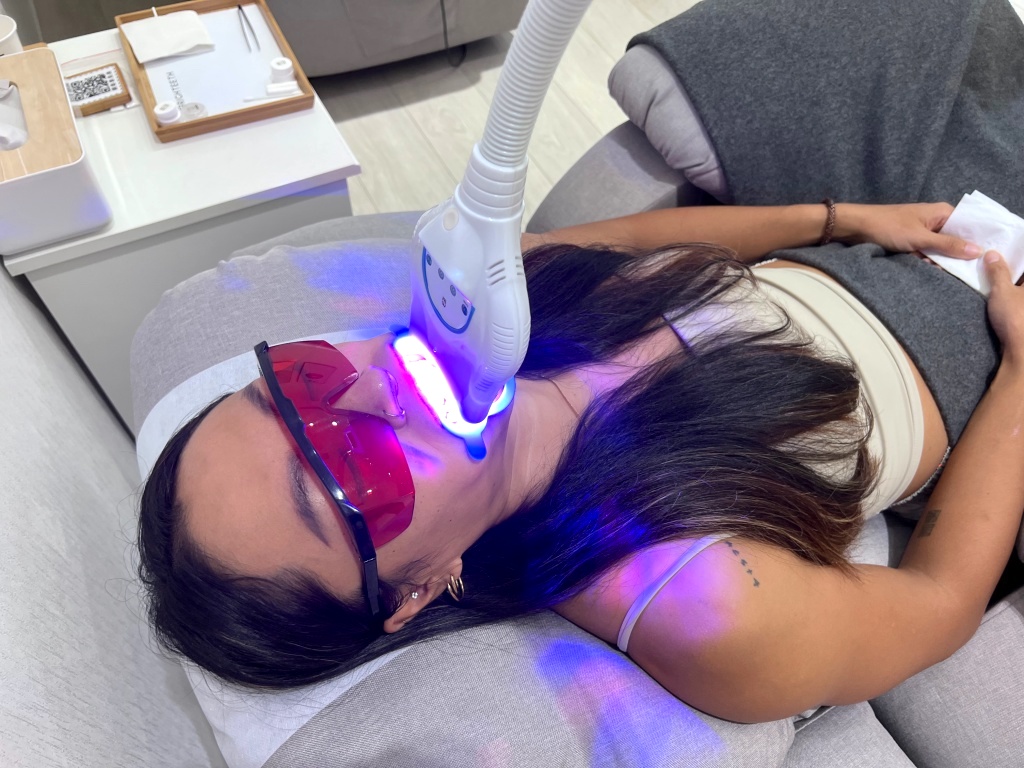 [Taichung BRIGHTEETH review] The dentist will take care of it for you! 40 minutes of red and blue light gives you double whitening 26