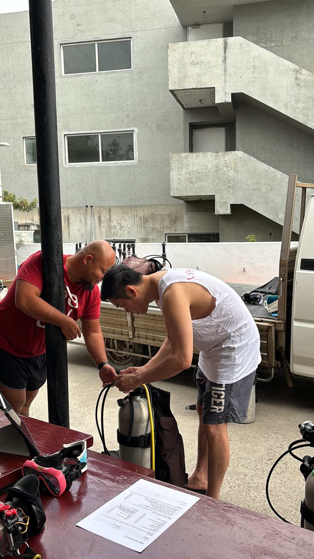 健康檢查：在潛水前進行健康檢查，確保身體狀況適合進行潛水活動
潛水訓練：參加潛水課程並獲得認證。新手應該在專業教練的指導下進行潛水
了解天氣和海況：在潛水前查詢