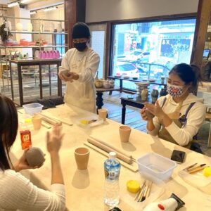 手作りの丸い陶器