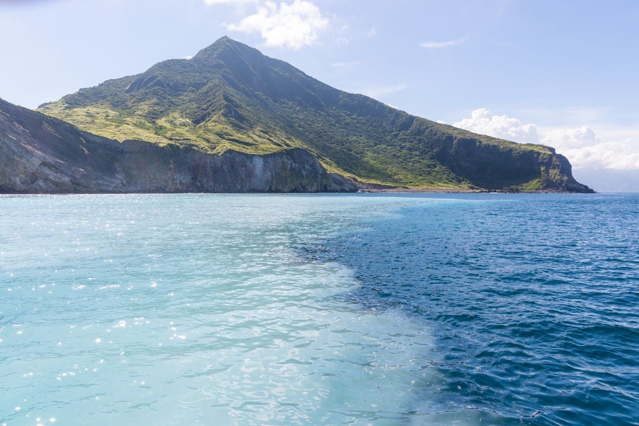 龜山島牛奶海懶人包|牛奶海季節、成因、交通、水上活動一次告訴你 龜山島牛奶海簡介