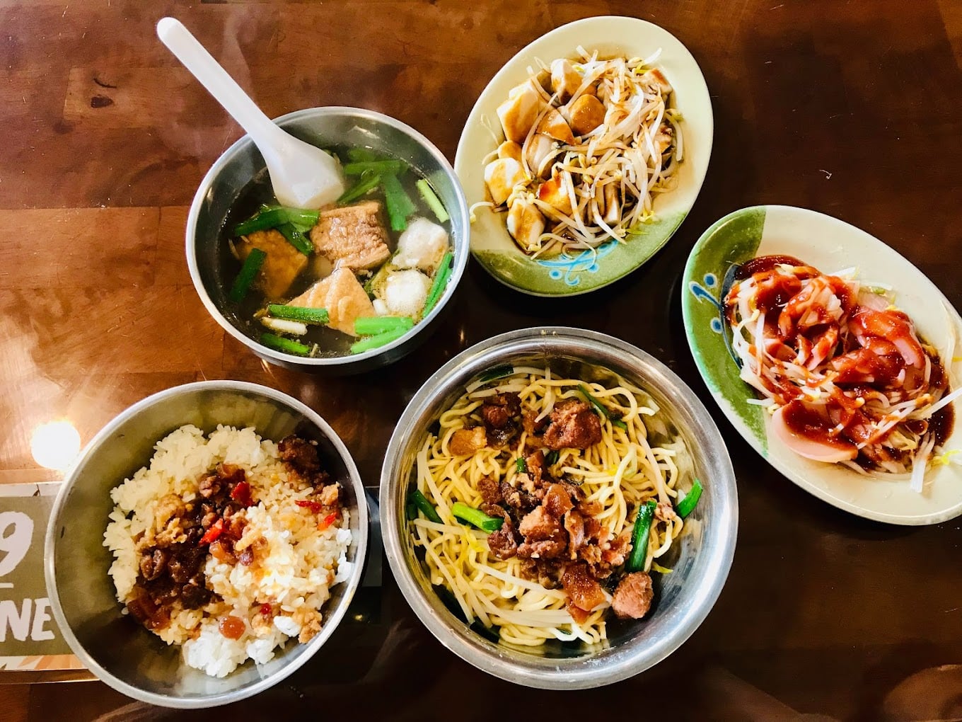 쌀 생산지로 유명한 둥산에는 쌀국수 맛집이 많습니다. 이란 어린이 축제에 오셨다면 꼭 맛봐야 할 곳이 바로 이 인기 있는 오래된 매장입니다. 현