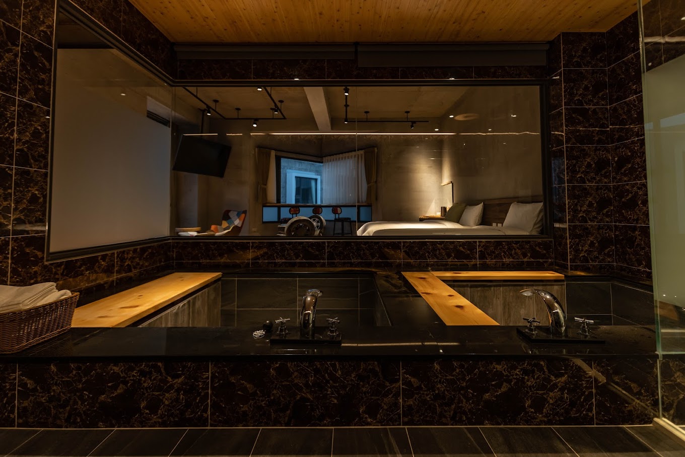 Located in Su'ao Township, Yilan, "22 Degrees Hotel" is a concrete-style buildin