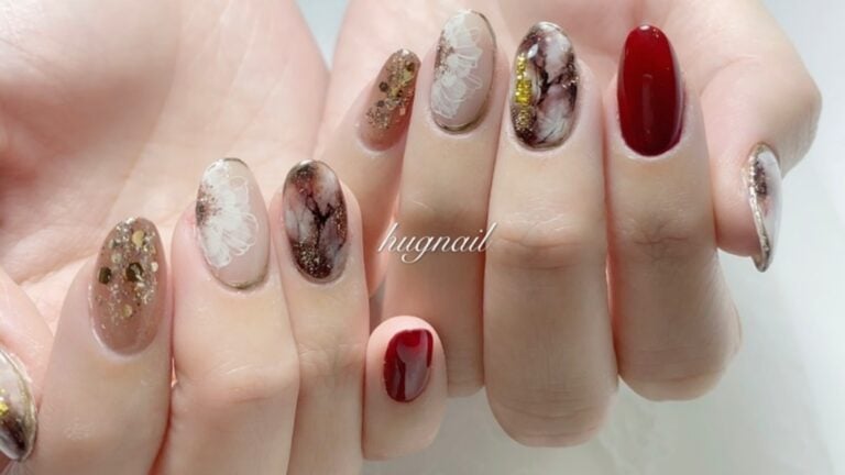 【秋冬美甲懶人包】小紅書熱門指甲顏色造型！48 款秋冬美甲推薦款式