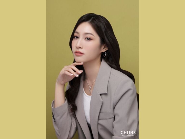 形象照姿勢懶人包｜25 個男女形象照推薦姿勢，專業 POSE 這樣擺