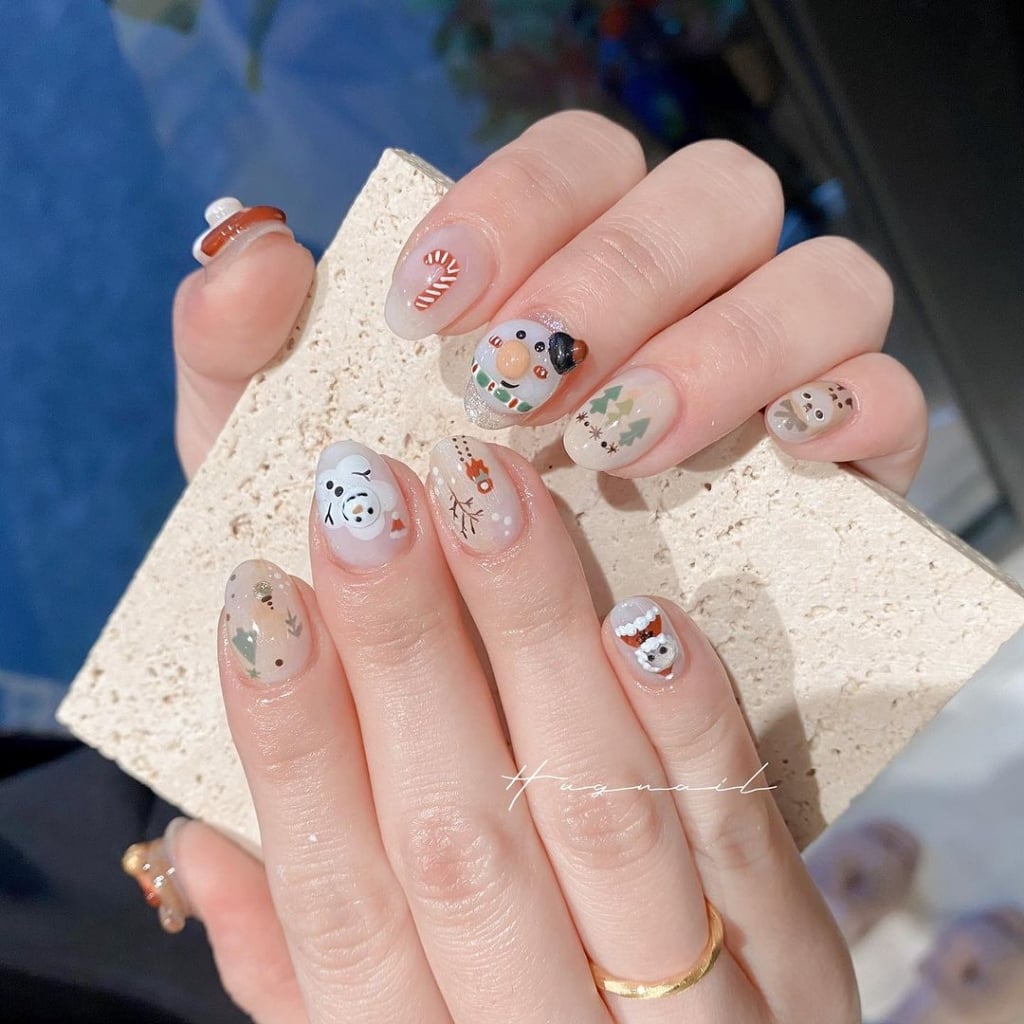 美甲款式介紹：
俏皮聖誕節美甲款式，有雪人，聖誕樹，麋鹿，聖誕老公公都可以畫在手上完成超有氣氛感的聖誕節。