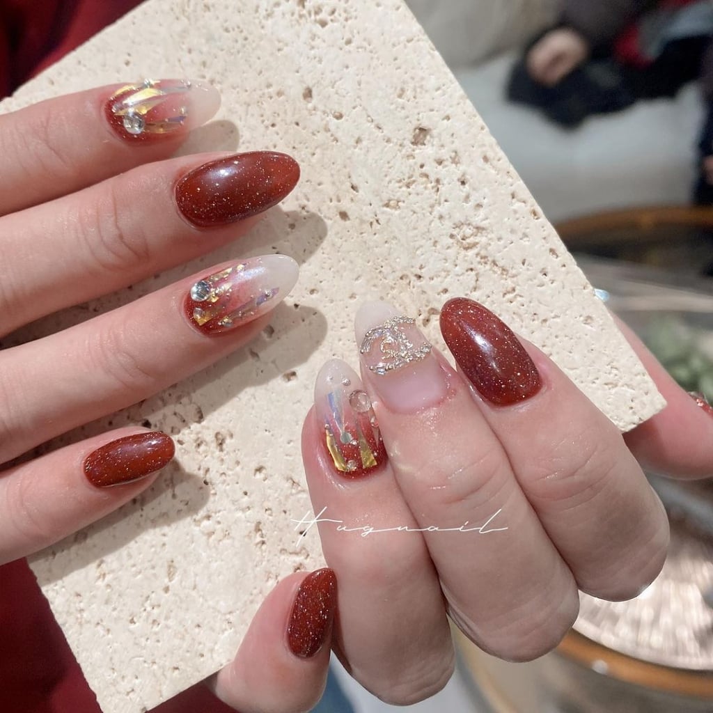 美甲款式介紹：
酒紅系列，在秋冬期間，是女生最愛的顏色酒紅顏色也可以做不同造型，讓手更顯白。適合想嘗試不同風格的紅色，又喜歡華麗的朋友。