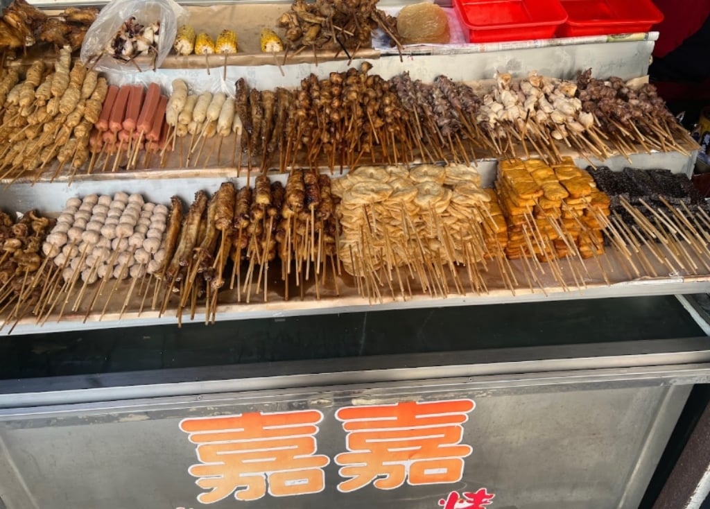 #육즙 가득한 골목길 숯불구이 인기 맛집
자자탄카오(嘉嘉炭烤)는 마궁 북갑 북진궁 옆에 위치하며, 일반적인 쌀떡, 어묵, 닭껍질, 찹쌀순대, 한