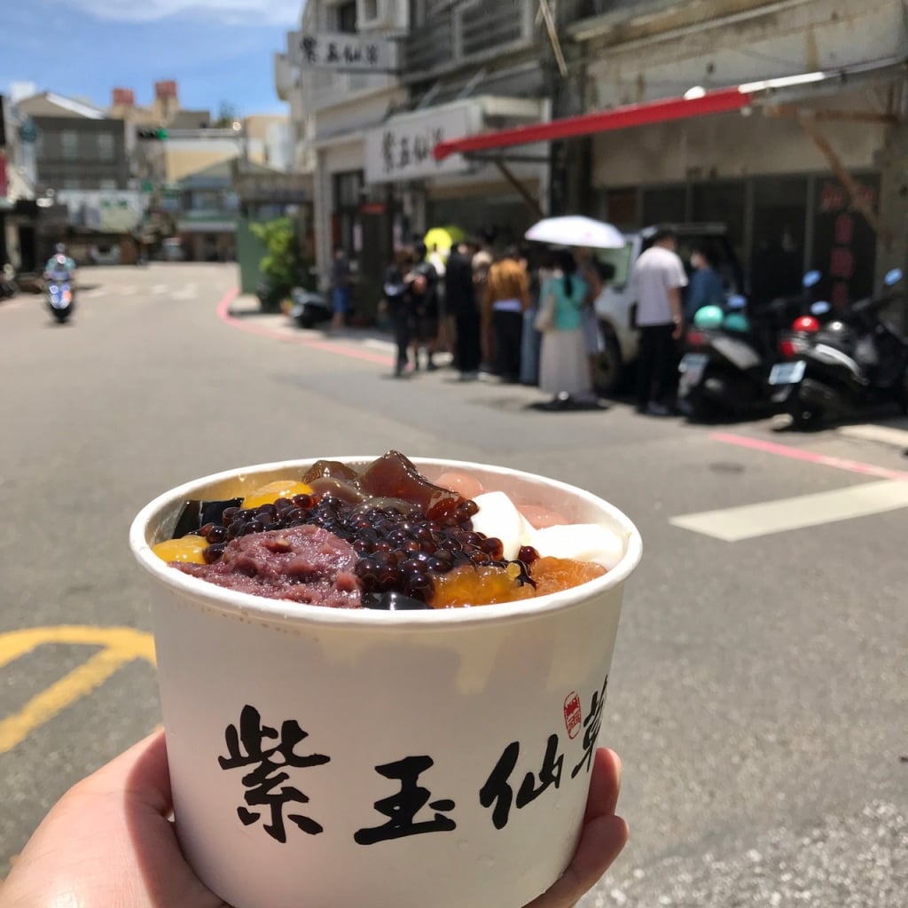 #치즈처럼 늘어나는 셴차오 빙수 맛집
즈위셴차오는 현지인들도 즐겨 찾는 인기 디저트 매장입니다. 개점 전인 12시부터 줄을 서는 사람들이 많으니