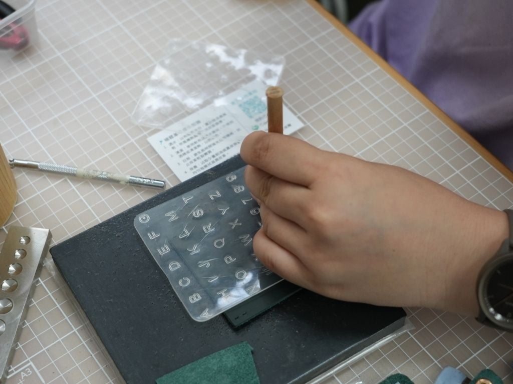 말하고 싶은 것을 가죽에 두드려보세요