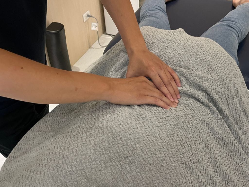 평가부터 기술까지 모든 것이 귀하의 필요에 맞춰 조정됩니다. 통증을 완화하는 증상 마사지