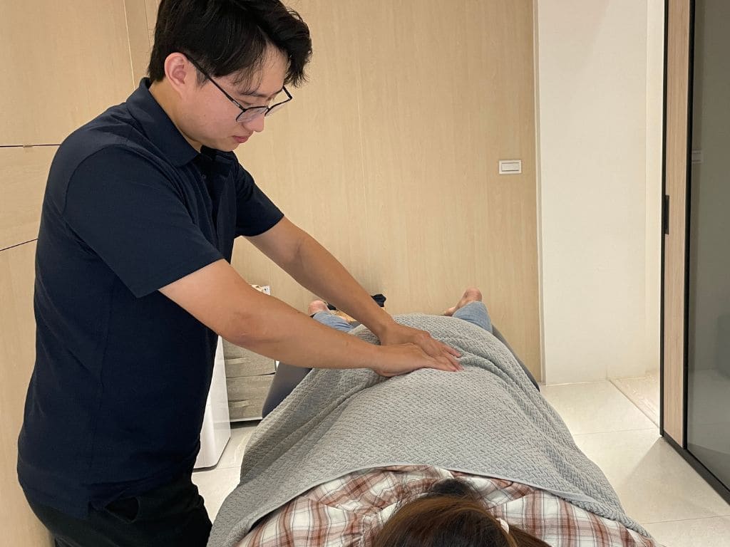 평가부터 기술까지 모든 것이 귀하의 필요에 맞춰 조정됩니다. 통증을 완화하는 증상 마사지