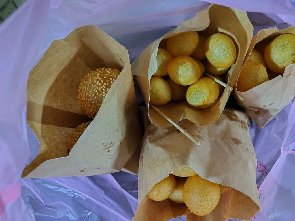 【新荘日帰りツアー】グルメスポット4ヶ所+手作りおすすめ、小さなお店でのバーベキュー、陶芸体験など、すべて満喫2 3番目のスポット:QQ卵ゴマボール