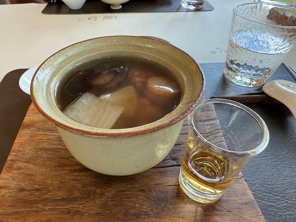 嵩屋会館では、主に懐石料理と会席料理を提供しています。
