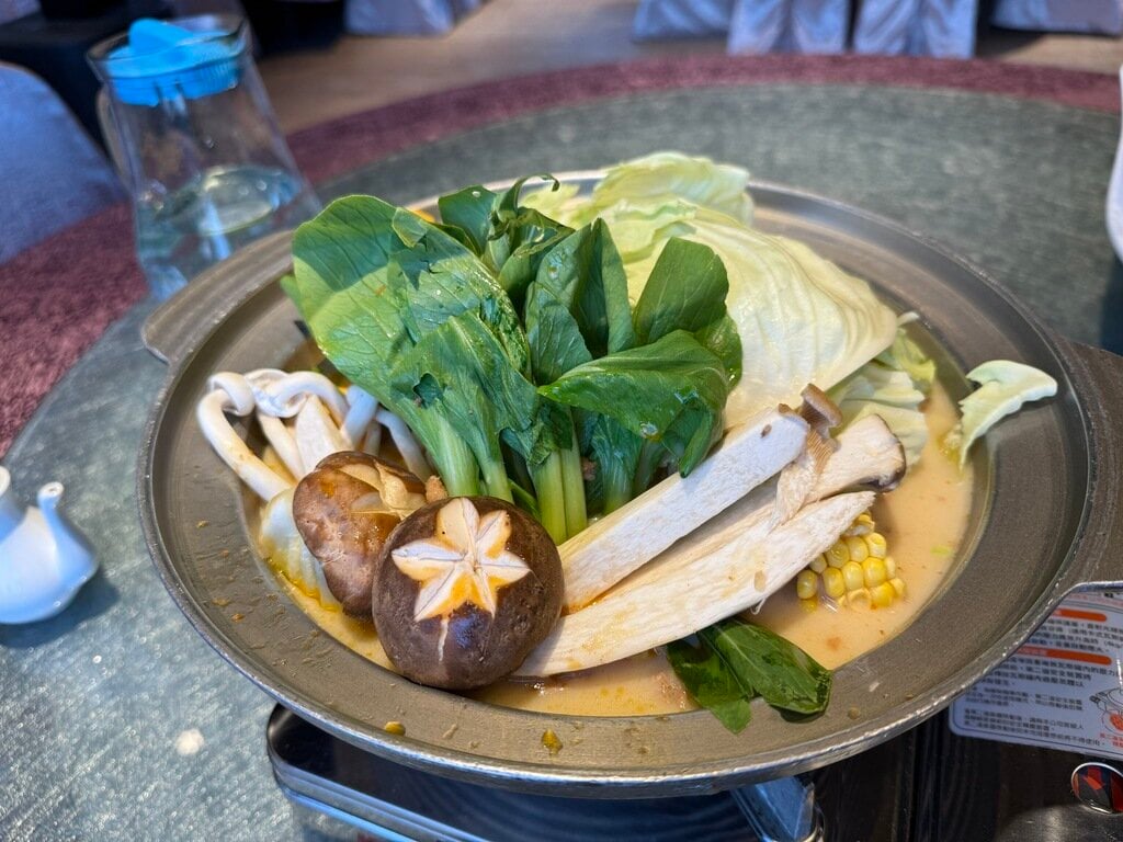 石川手作料理では、旬の食材を活かした和食が楽しめます。