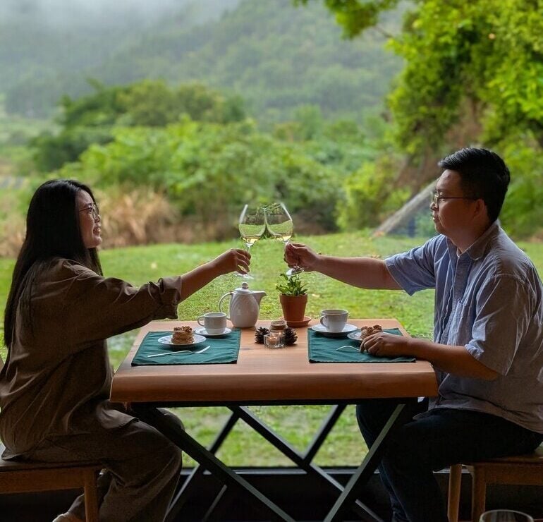 Yefu Chuiyan offers a dining environment that combines stunning lake views with a tranquil ambiance.
