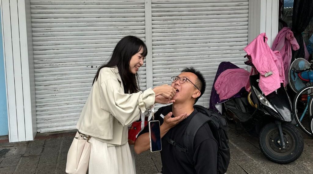 두 명이 한 조가 되어 수행하는 '데이트 미션'은 만남의 부담을 덜어줍니다.