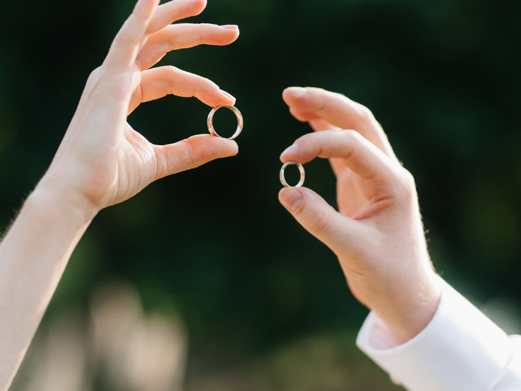 婚戒怎麼挑懶人包|婚戒材質有哪些?一篇搞懂婚戒應該怎麼選 17 婚戒預算要抓多少?