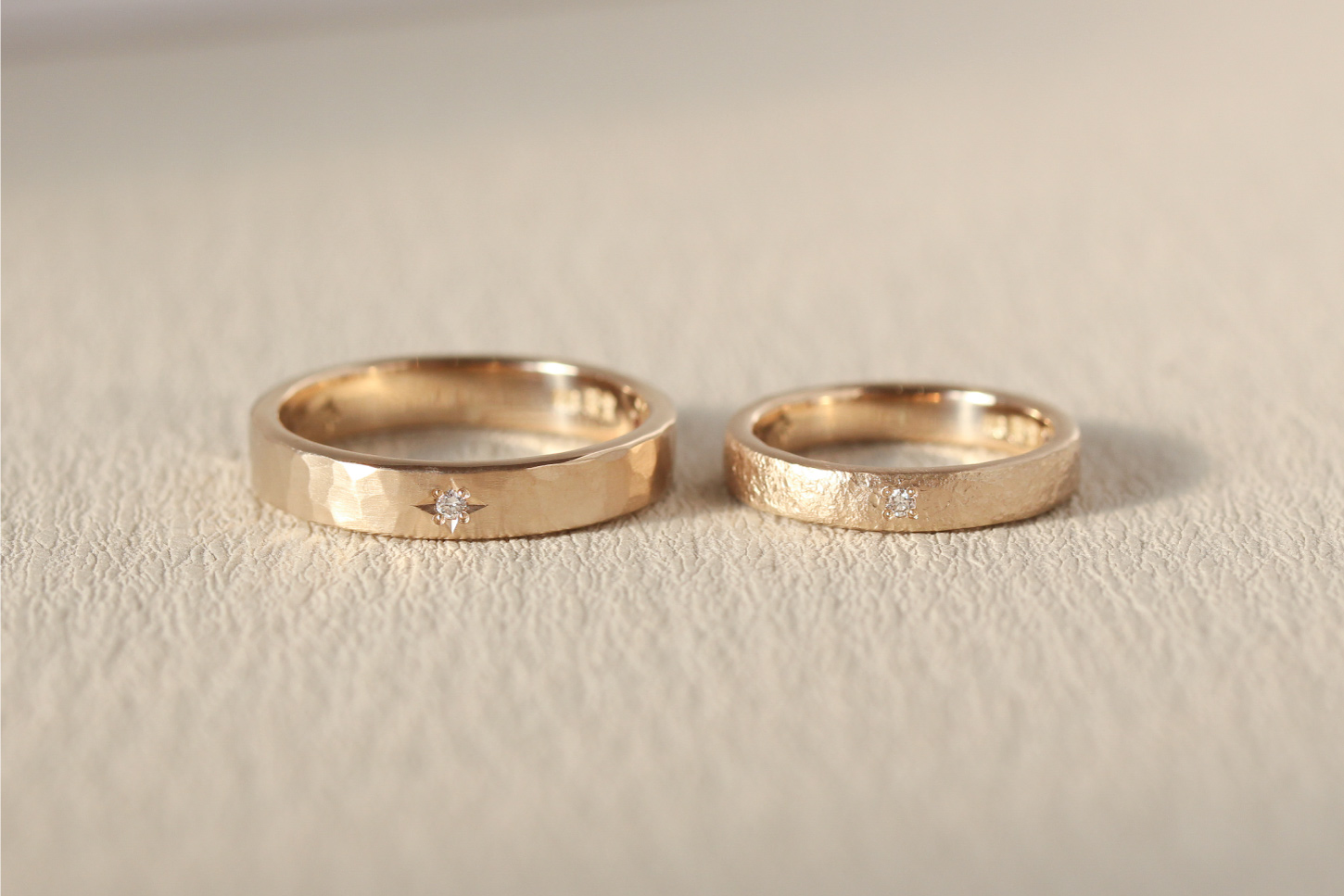 婚約指輪では「一粒ダイヤ」がデザインの主流ですが、結婚指輪は好みに合わせて宝石をあしらうことができます。一粒ダイヤだけでなく、複数のダイヤ、パヴェ、または隠しダ