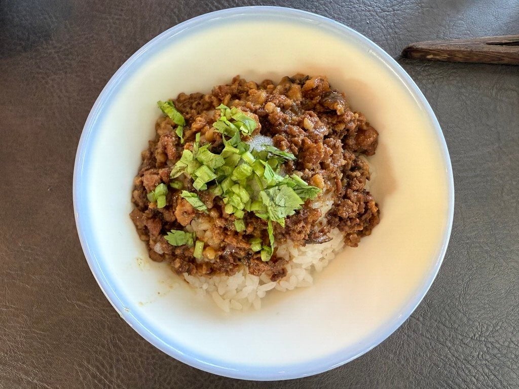 嵩屋会館では、主に懐石料理と会席料理を提供しています。