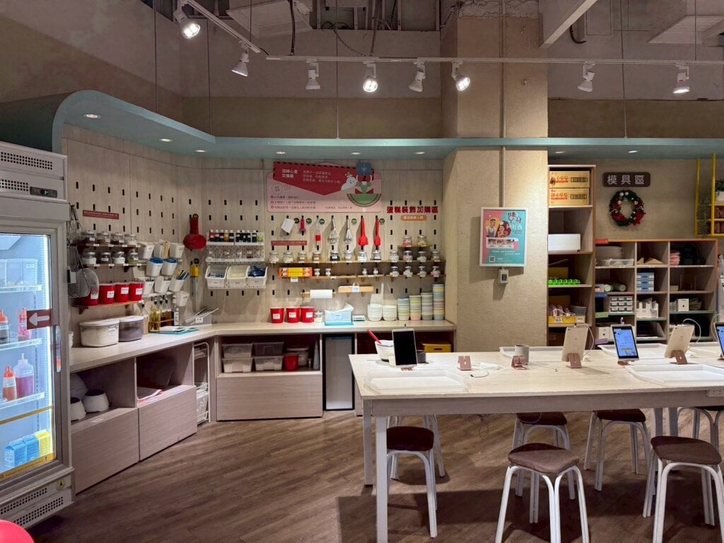 The space is clearly divided and can accommodate over 20 people.
